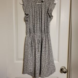 H&M Black and White Short Sleeve Flowy Tie Waist Dress Size 4